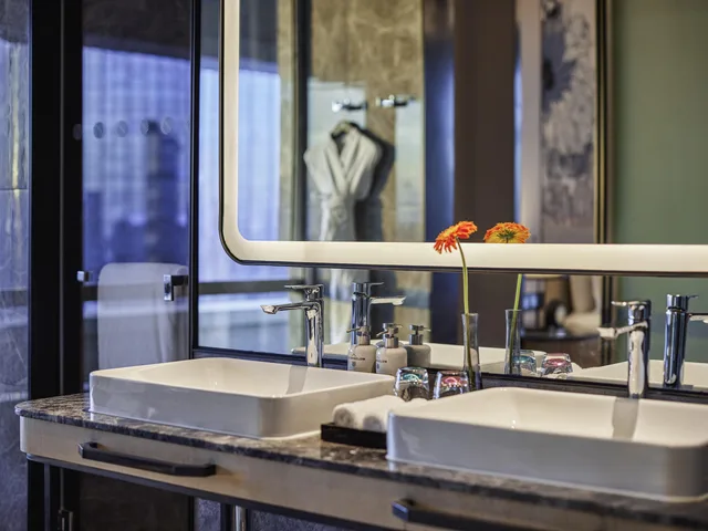Deluxe, Suite, King Bed, City or Lake View, Lounge Access، Pullman Suzhou Taicang 4/4