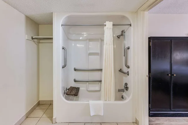 Room, King Bed, Accessible, Quality Inn and Suites Hot Springs Lake Hamilton 4/4