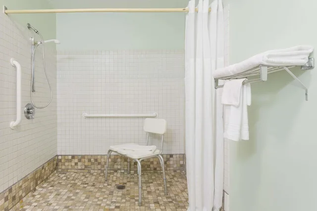 غرفة بسرير كوين يُسمح فيها بالحيوانات الأليفة لذوي الإعاقة، Super 8 by Wyndham Gallipolis Pt Pleasant Area 2/2