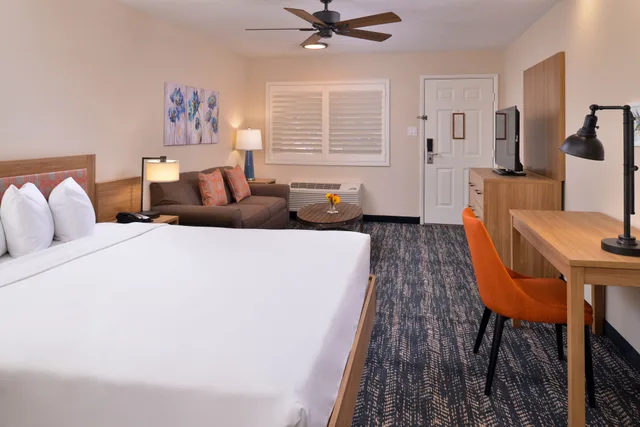 جناح استوديو بسرير كينج مع أريكة، La Fuente Inn Suites 1/5