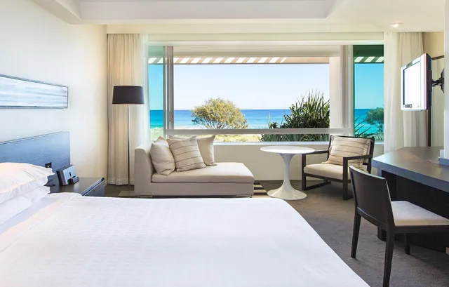 غرفة بريميوم بسرير مزدوج بإطلالة على البحر، SHERATON GRAND MIRAGE RESORT, GOLD COAST 1/2