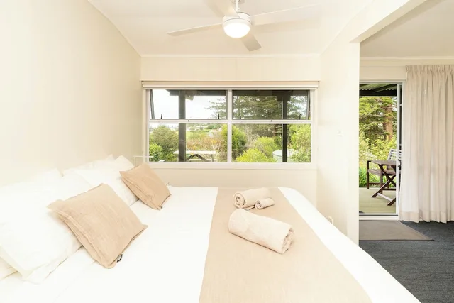 Studio, King Bed, Cascade Garden Apartments 3/4