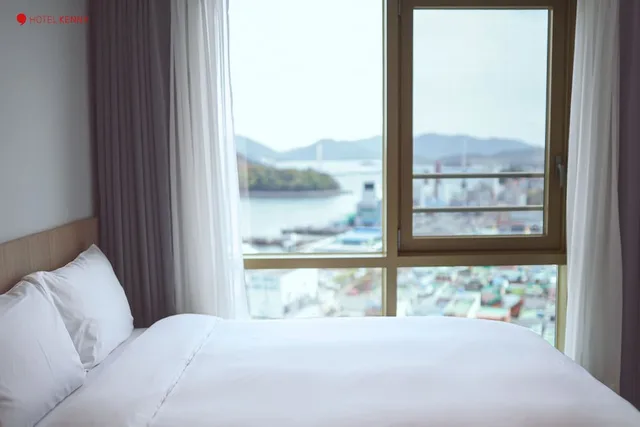 غرفة سوبيريور بسرير كوين بإطلالة على البحر، Hotel Kenny Yeosu 1/3