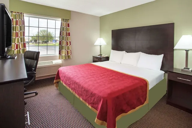 غرفة بسرير كينج لذوي الإعاقة، Baymont By Wyndham Beloit 1/10