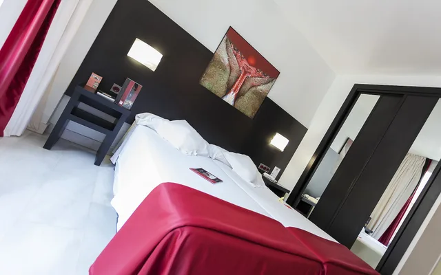Deluxe, Twin Beds, City or Patio View، Del Pintor 2/7