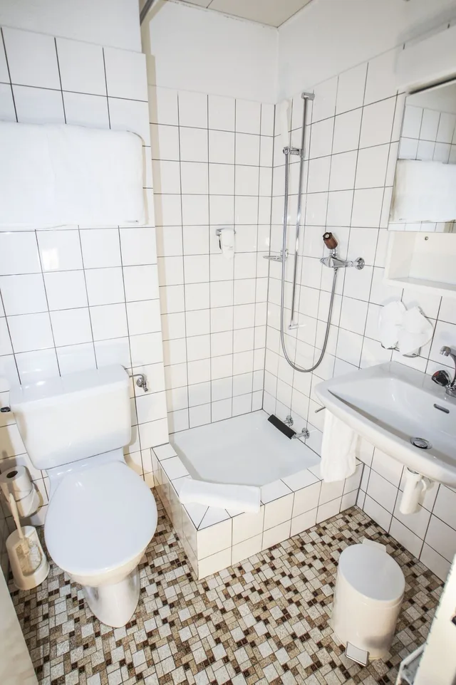 غرفة اقتصادية بسرير كوين، Berghotel Randolins 9/10