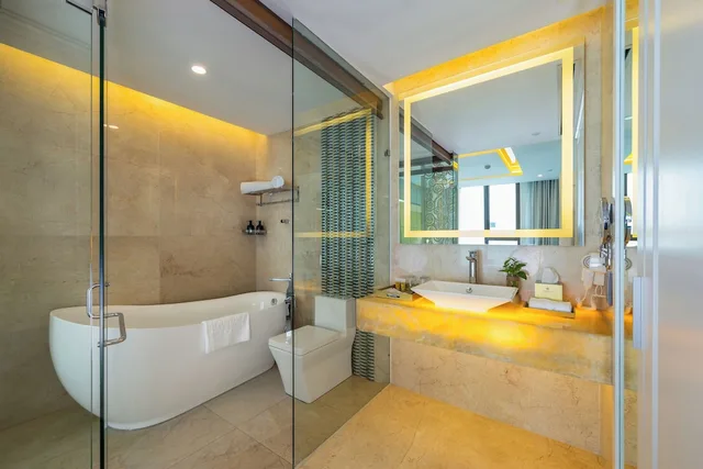 شقة بسريرين منفصلين وسرير كينج بغرفتي نوم بإطلالة جزئية على البحر، Mandila Beach Hotel Danang 3/3