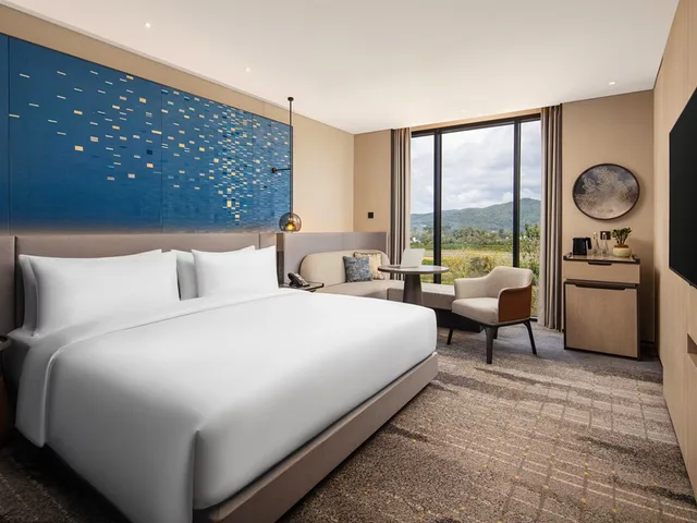 غرفة قياسية بسرير كينج لذوي الإعاقة، Crowne Plaza by IHG Labuan Bajo 1/1