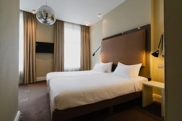 Room, Twin Beds, No Window، Hotel Roemer 2/2