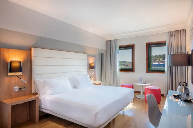 غرفة بريميوم بسرير كينج، Hotel Santiago Plaza Affiliated By Melia 8/10