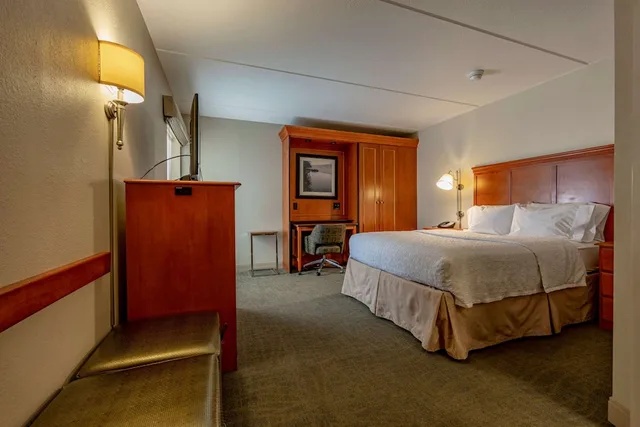 Room, Queen Bed, Hampton Inn Wheeling 5/7