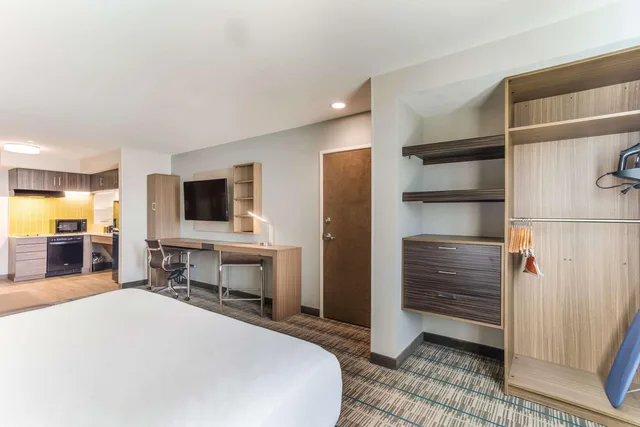 جناح بسرير كينج لذوي الإعاقة، MainStay Suites Murfreesboro, TN 1/4
