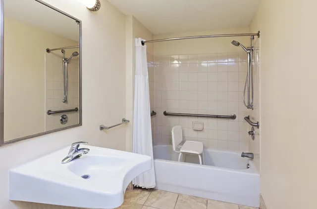 جناح بسرير كوين بغرفة نوم واحدة بمطبخ لذوي الإعاقة، Staybridge Suites San Antonio Downtown Conv Ctr, an IHG Hotel 5/5