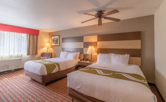 غرفة قياسية بسرير كوين وسرير مزدوج، Quality Inn near Rocky Mountain National Park 1/6