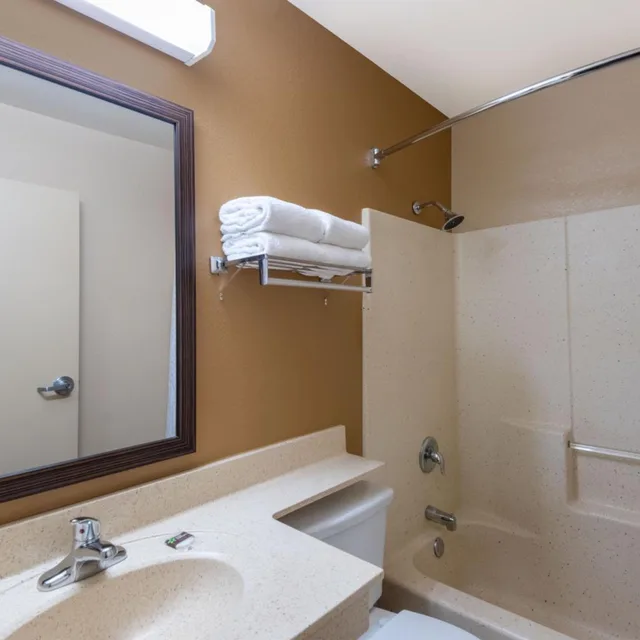 Efficiency, Queen Bed, Bathtub, Accessible، Suburban Studios Columbus Fort Benning Area 2/3