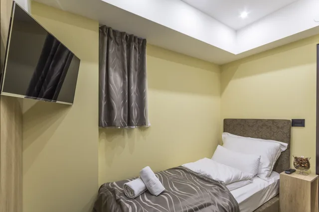 Economy, Single, Single Bed, Madison Rooms 2/7