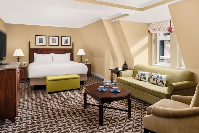 غرفة ديلوكس بسرير كينج مع أريكة، Fairmont Le Manoir Richelieu 2/4