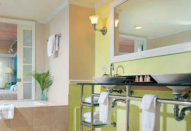 Junior Suite, King Bed, Island View, Sofa، Ocean Key Resort and Spa 2/2