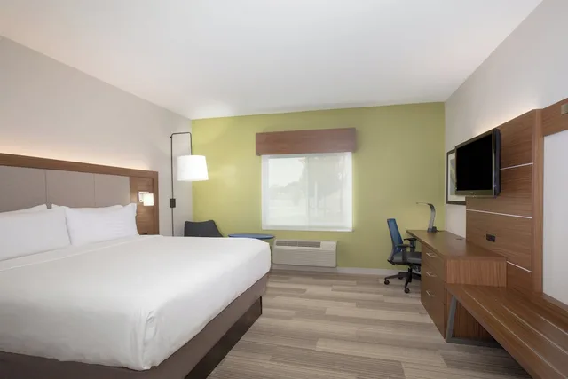 Standard, King Bed, Holiday Inn Express Hotel Suites Amarillo 1/7