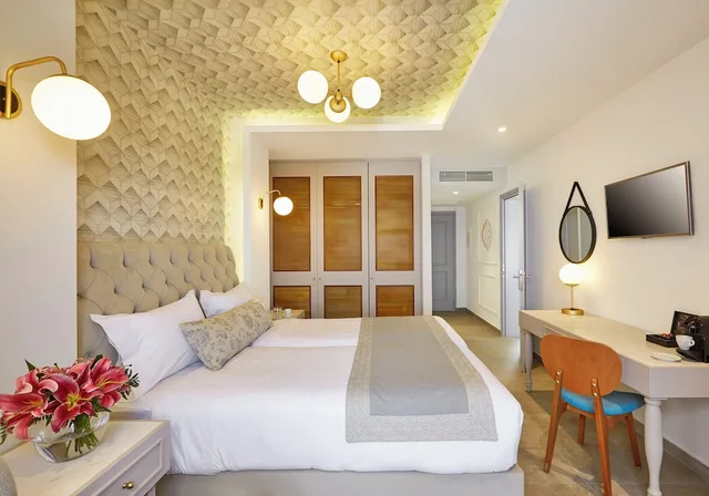 غرفة عائلية بسرير كينج وسريرين منفصلين بإطلالة على المسبح بغرفتي نوم بحوض استحمام، De Sol Hotel and Spa 2/9