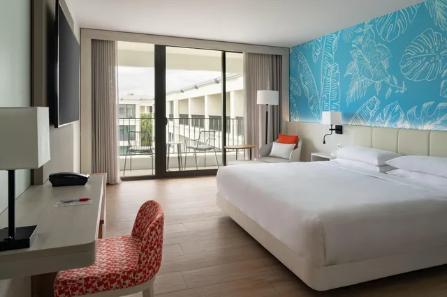 غرفة بسرير كينج بإطلالة على الحديقة، Curacao Marriott Beach Resort 1/4