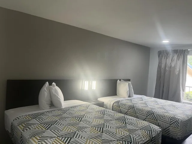 2 Queen Beds Non-Smoking, Micfridge, Motel6 Mccomb Ms 9/16