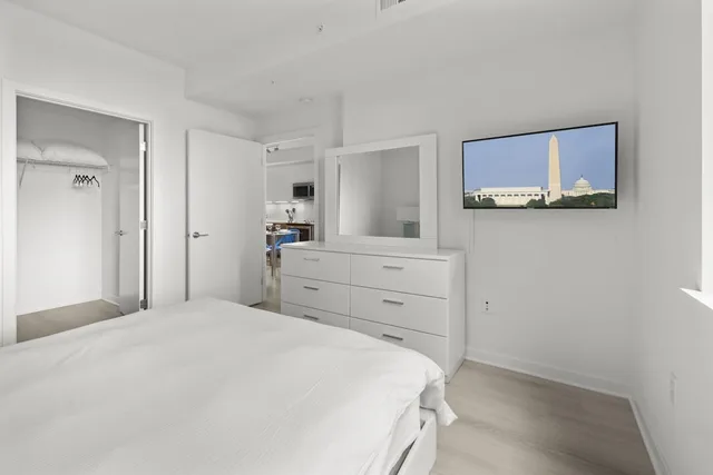 شقة ديلوكس بسرير كوين بشرفة بغرفة نوم واحدة مع أريكة، Global Luxury Suites at Capitol Hill 2/5