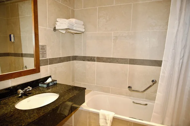 غرفة قياسية رباعية بسريرين منفصلين، Amber Springs Hotel Health Spa 3/4
