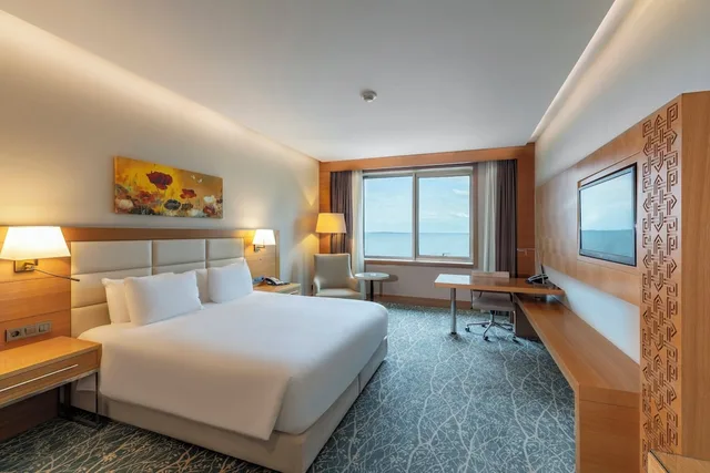 غرفة قياسية بسرير كينج بإطلالة على البحر للمدخنين، Holiday Inn Baku 2/10
