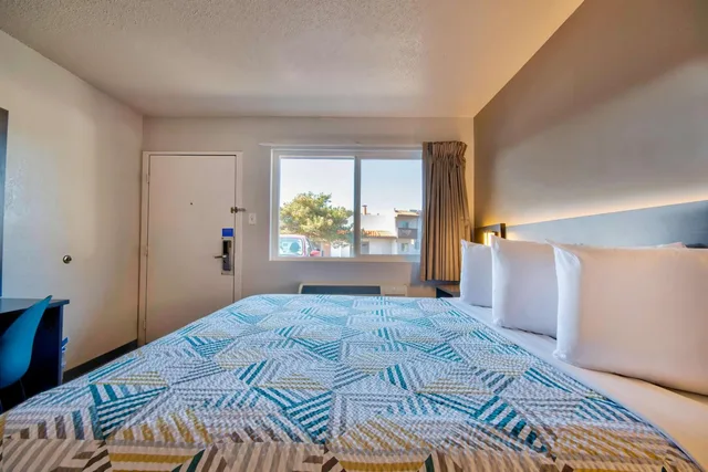 غرفة بسرير كينج للمدخنين، Motel6 Santa Fe, NM 4/7