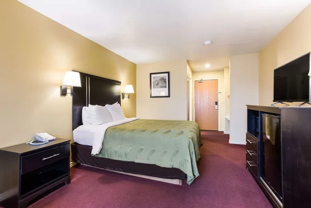 غرفة بسرير كوين، Quality Inn Airport Boise ID 1/4