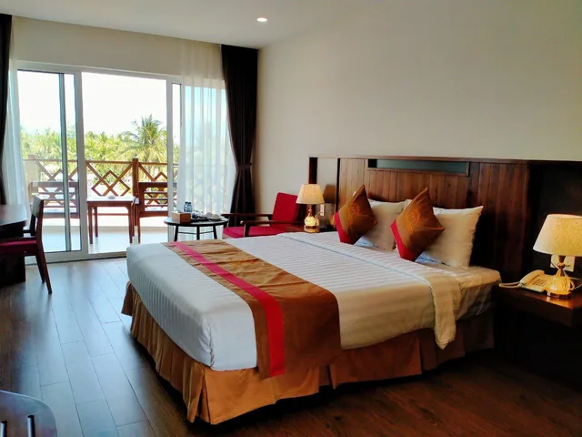 غرفة ديلوكس بسرير مزدوج أو سريرين منفصلين بإطلالة على الحديقة بشرفة، Le Aqua Resort & Spa Phan Thiet 2/2