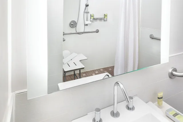غرفة تقليدية بسرير كينج لذوي الإعاقة، Element New York Times Square West Hotel 3/4