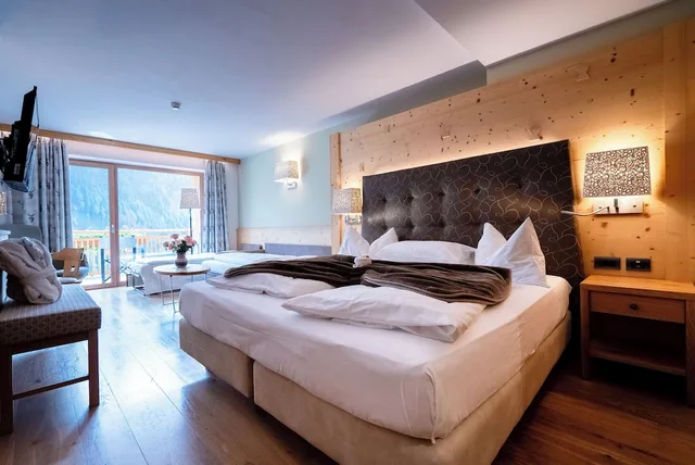 Junior Suite, Queen Bed, Hotel Cesa Tyrol 2/4