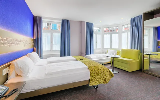 غرفة قياسية ثلاثية بسريرين منفصلين، Drei Konige Hotel 1/5