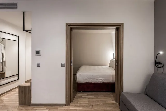 غرفة سوبيريور بسرير كوين مع أريكة، Urban Frame Acropolis 5/10