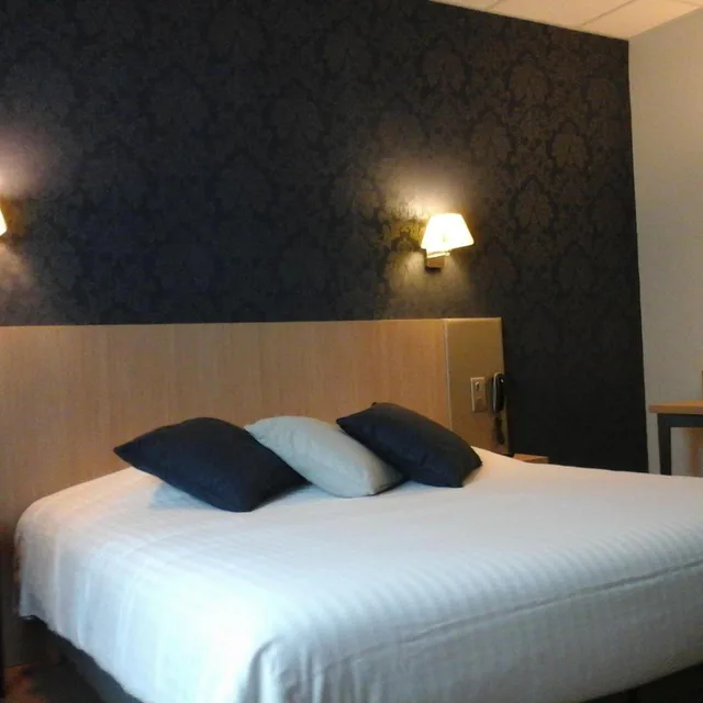 غرفة ثلاثية، Hotel Carmin 4/10