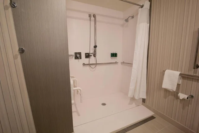غرفة بسرير كينج مع أريكة، Courtyard by Marriott Cartersville 16/16