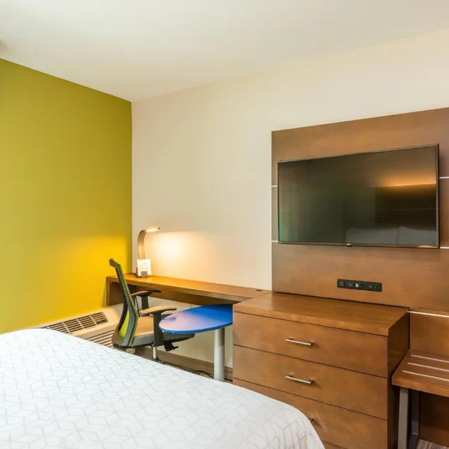 Standard, Queen Bed, Pool Access، Holiday Inn Express & Suites Bradenton West, an IHG Hotel 4/8