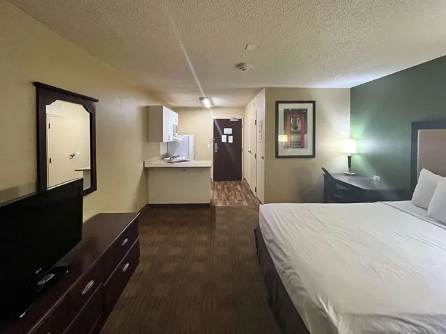 غرفة بسرير كوين لغير المدخنين بمطبخ، Studio6 Memphis, TN – East Memphis 1/8
