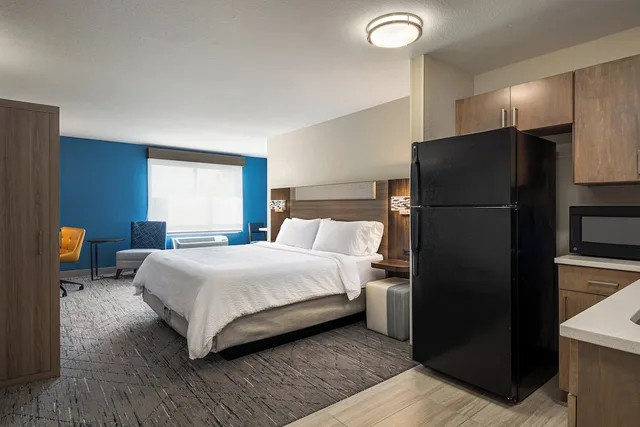 1 Bedroom, Suite, King Bed, Sofa, Holiday Inn Express Richmond by IHG 4/6