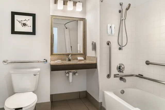 غرفة بسريرين مزدوجين لذوي الإعاقة، Country Inn & Suites By Radisson, Frederick, Md 3/3