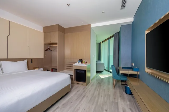 استوديو بسرير كينج بشرفة بإطلالة جزئية على البحر، Awaken Danang Hotel 1/4