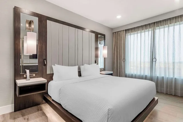 جناح بسرير كينج مع أريكة، Cambria Hotel Austin Uptown near the Domain 1/6