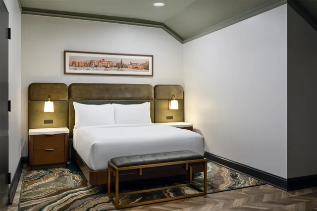 Suite, Queen Bed, Water View, Sofa، Tryon Riverfront Inn New Bern, Tapestry Collection by Hilton 1/3