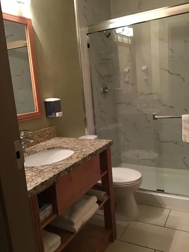 غرفة عائلية بسرير كينج وسريرين كوين، Ramada By Wyndham Williams Lake 6/6