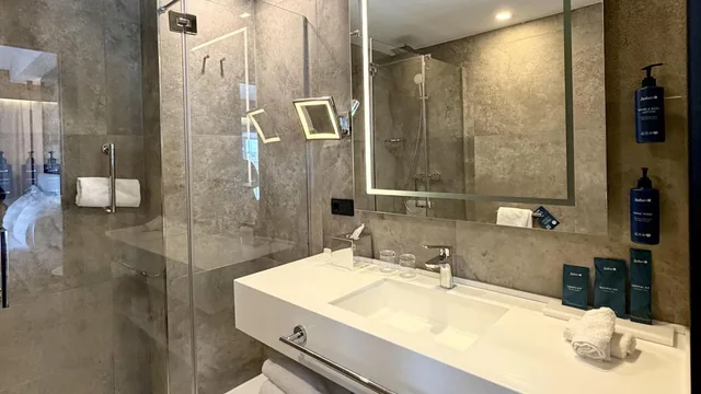 جناح بسرير كينج بشرفة، Radisson Blu Ghr Hotel Rome 2/2