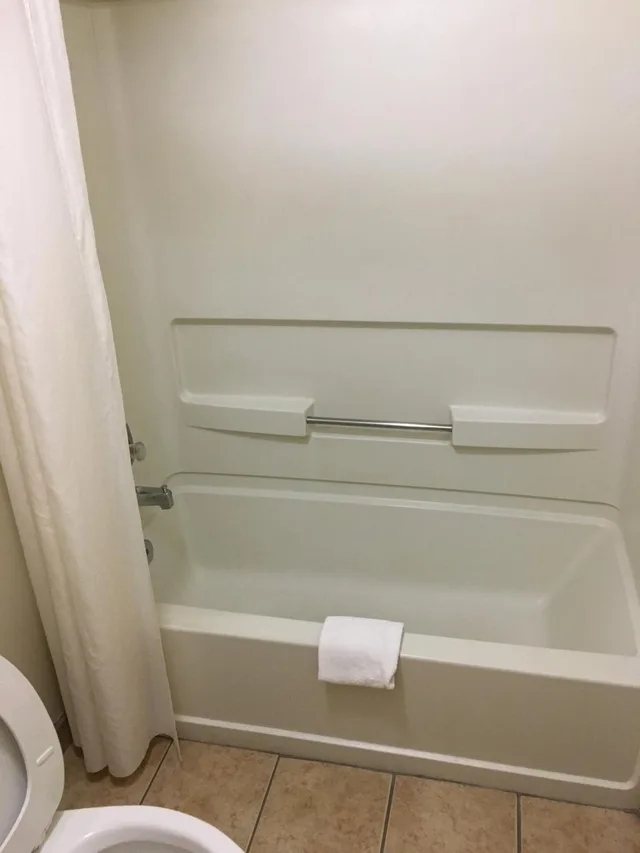 غرفة بسرير كينج للمدخنين، Econo Lodge Eden, NC 2/4