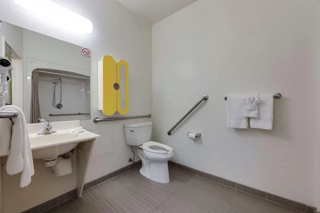 1 Queen Bed - ADA/RI Shower/Non-Smoking، Studio6 Mississauga, ON - Toronto 5/7