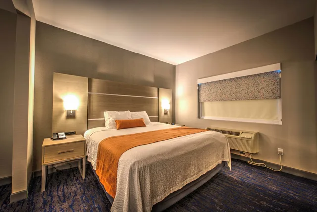 غرفة قياسية كبيرة بسرير كينج، Best Western Plus Media Center Inn & Suites 2/3